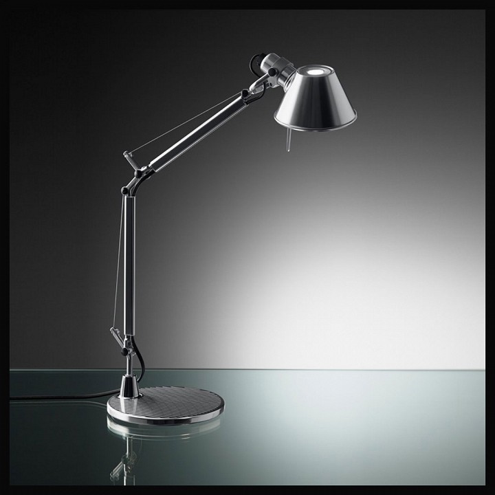 Настольная лампа офисная artemide a001300